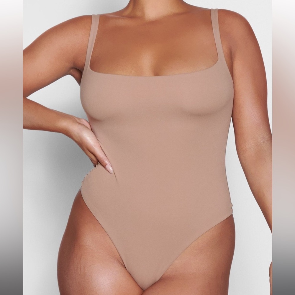 SKIMS - FITS EVERYBODY SQUARE NECK BODYSUIT

Color: Sienna